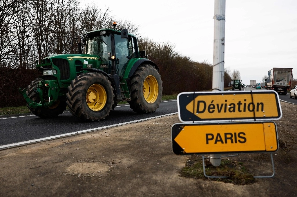 Los agricultores franceses inician el “cerco” de París