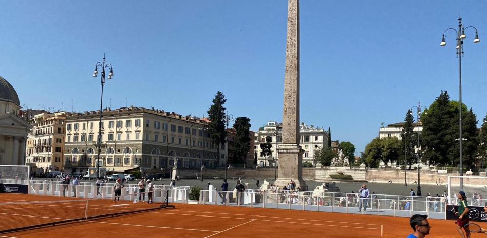 Roma inaugura una pista de tenis en la emblemática plaza del “Popolo”