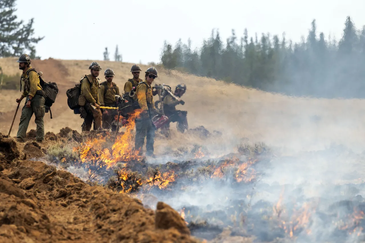 «La línea divisoria se cruza con la heroicidad: dos bomberos desafían las normas al intervenir en un incendio y son detenidos por la patrulla fronteriza»